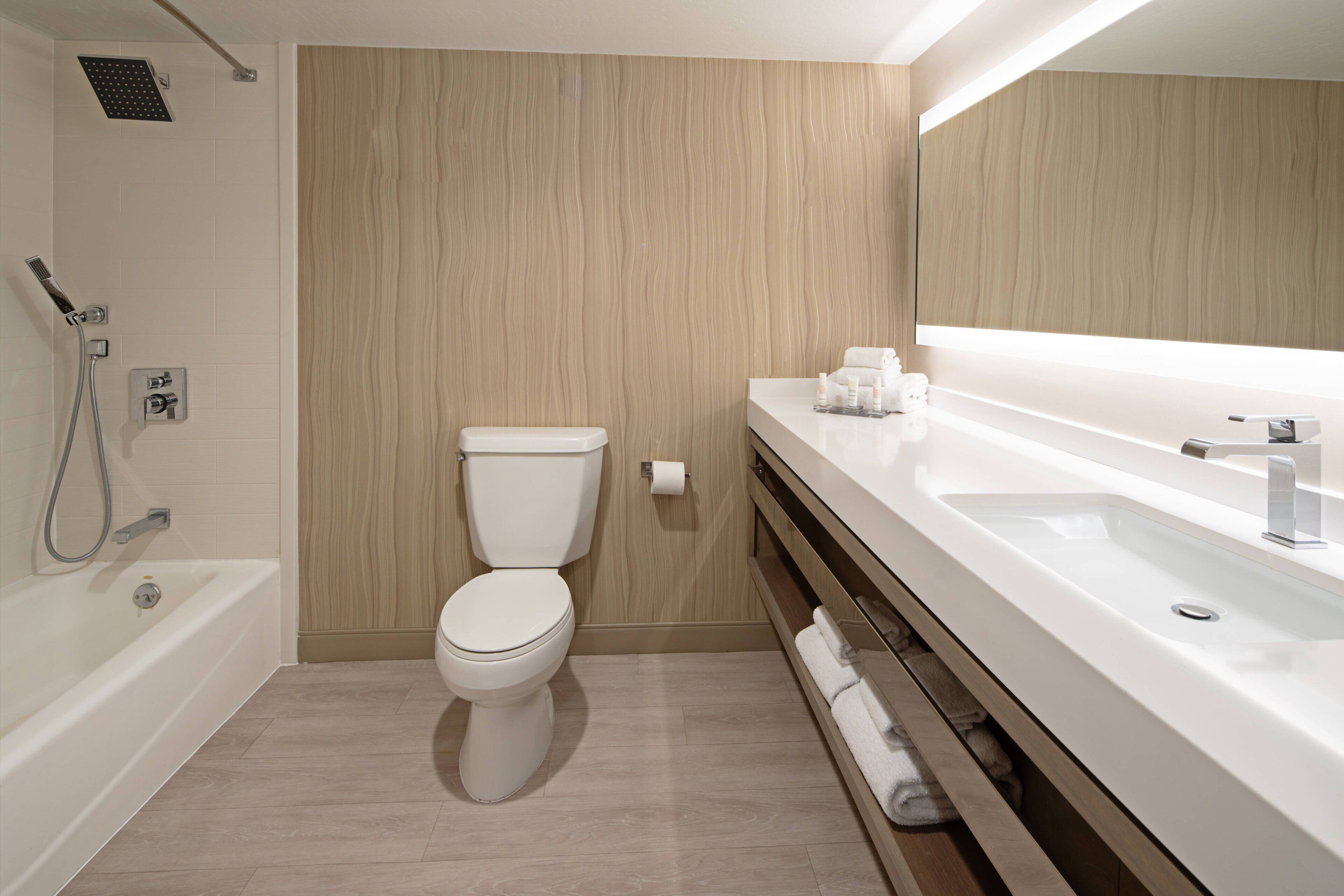 combined shower/bathtub, towels