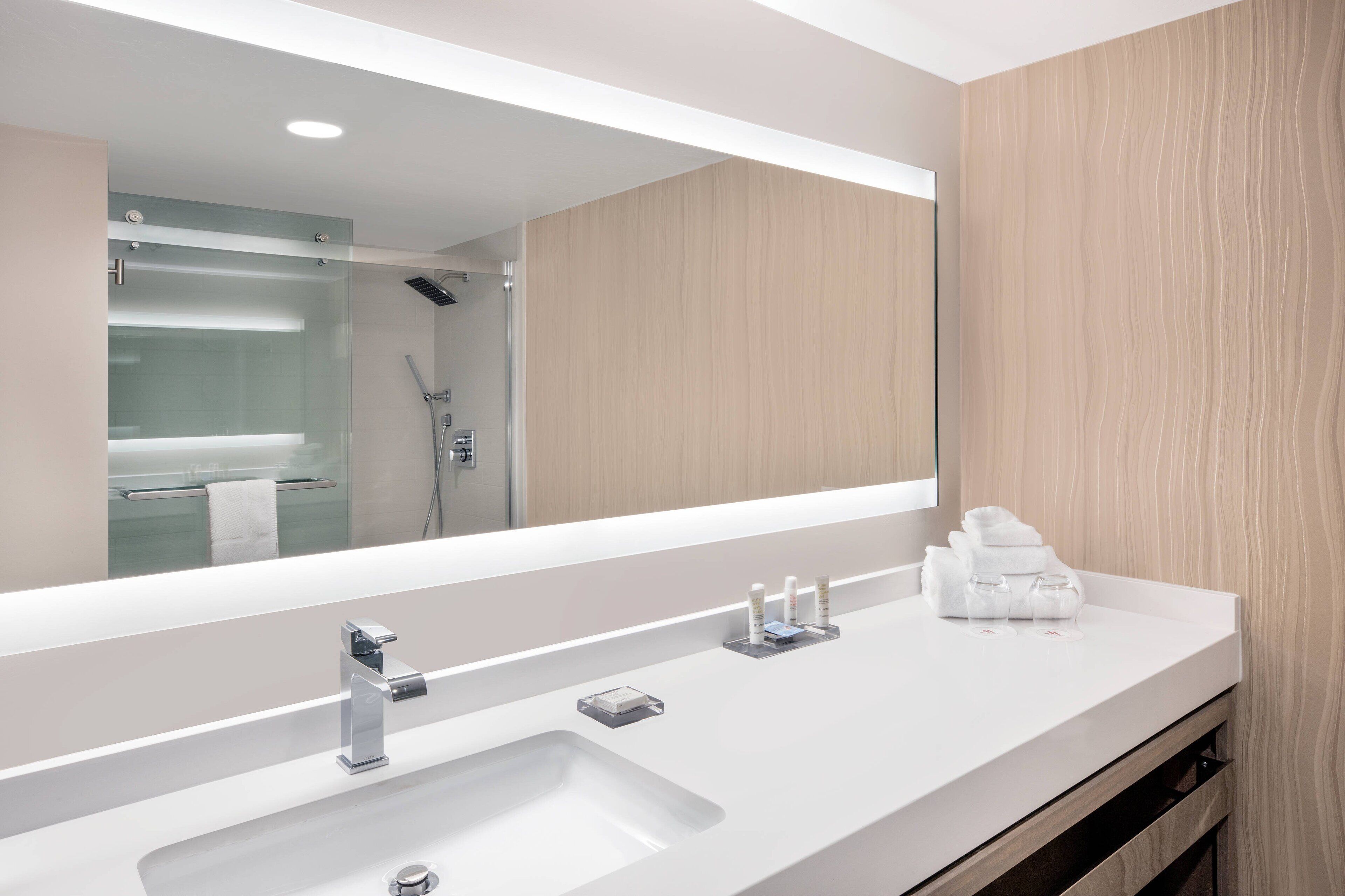 combined shower/bathtub, towels