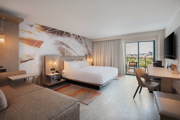 خزنة داخل الغرفة ومكتب ومساحة عمل للكمبيوتر المحمول وستائر تعتيم