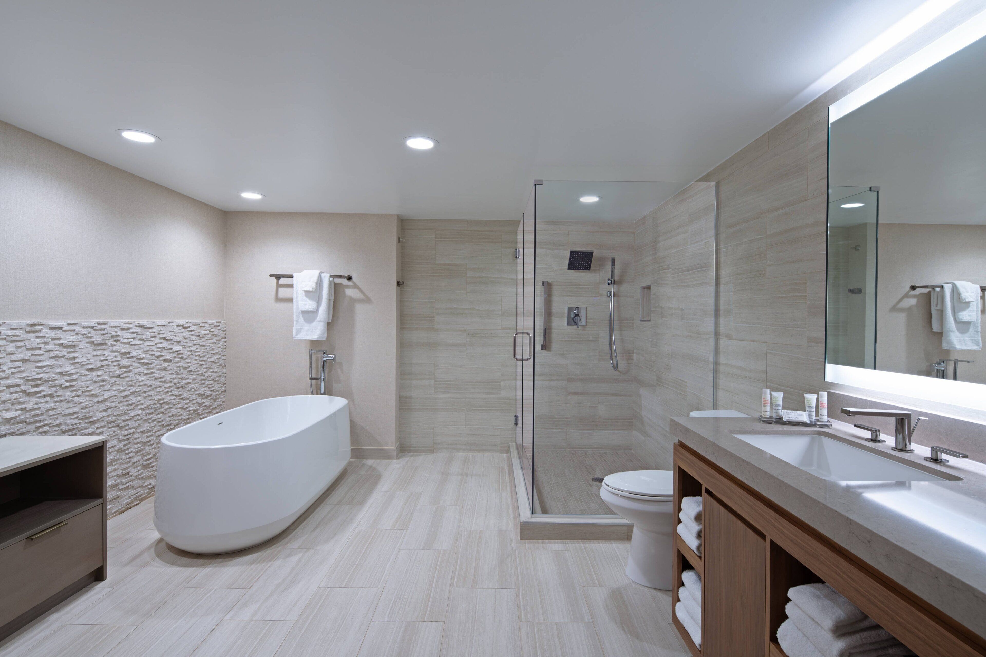combined shower/bathtub, towels