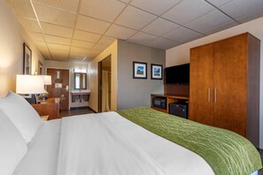 Standard Room, 1 Queen Bed, Accessible, Non Smoking (Roll-In Shower) | Pillow-top beds, desk, laptop workspace, iron/ironing board - Comfort Inn & Suites Gateway to Glacier National Park (Shelby)