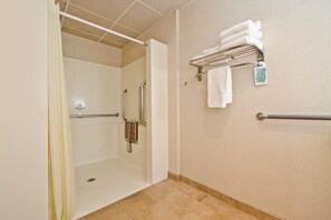 Kamar Standar, 1 Tempat Tidur Queen, akses difabel, Bebas Asap Rokok (Roll-In Shower) | Kamar mandi | Perlengkapan mandi gratis, pengering rambut, handuk, dan sabun