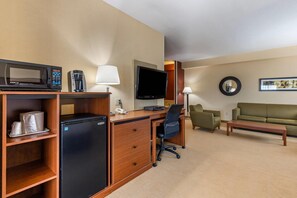 Pillow-top beds, desk, laptop workspace, iron/ironing board - Comfort Inn & Suites Gateway to Glacier National Park (Shelby)