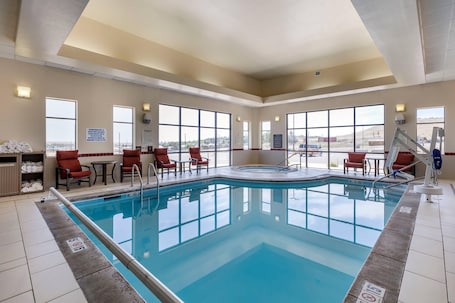 Una piscina techada. Comfort Inn & Suites Gateway to Glacier National Park