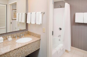 Bañera con ducha, artículos de tocador gratuitos, secador de pelo