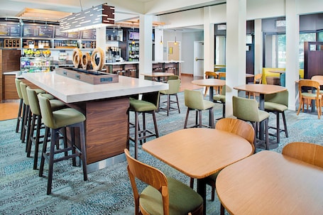 Breakfast and dinner served, American cuisine. Courtyard by Marriott Tucson Williams Centre