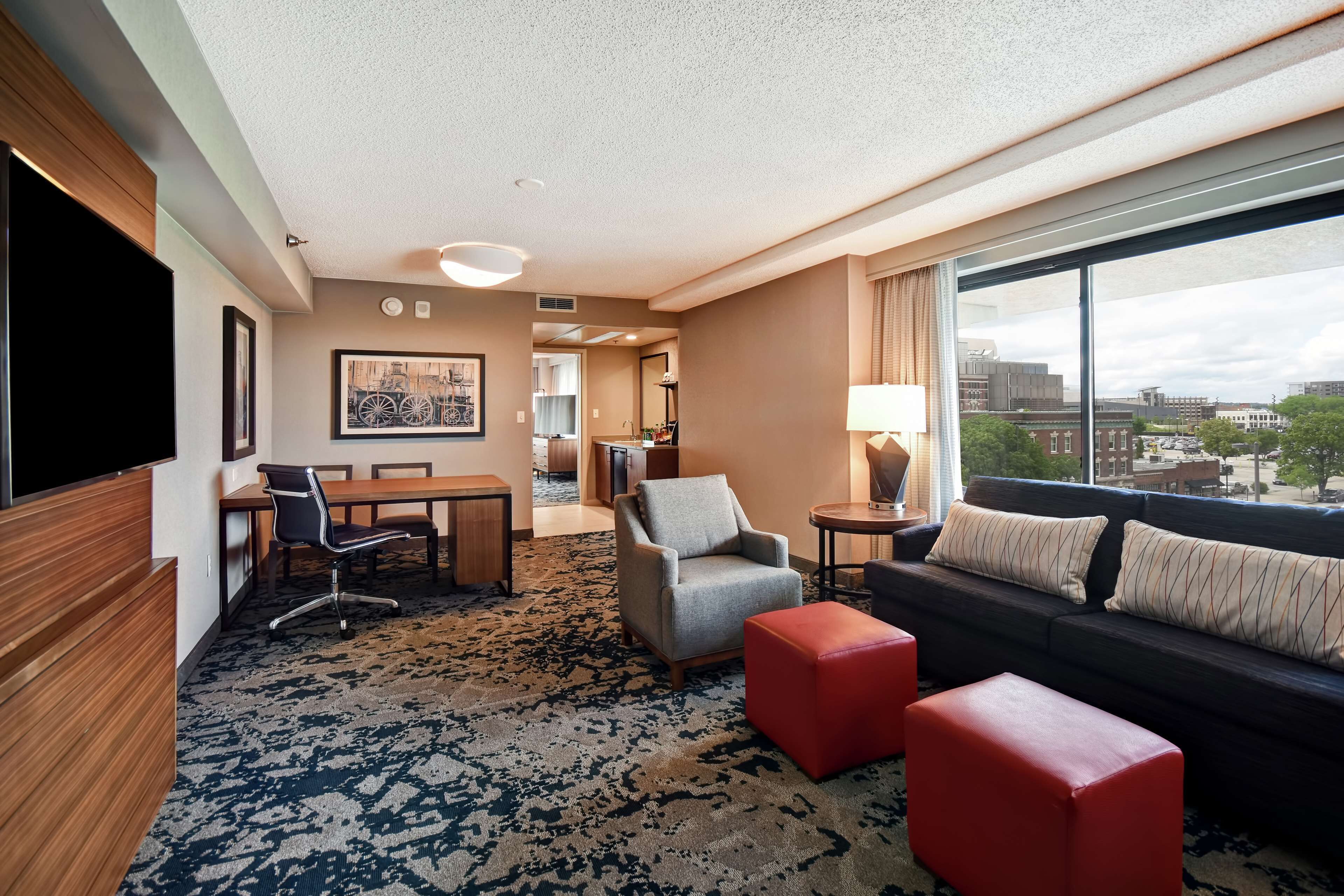 premium bedding, in-room safe, desk, laptop workspace