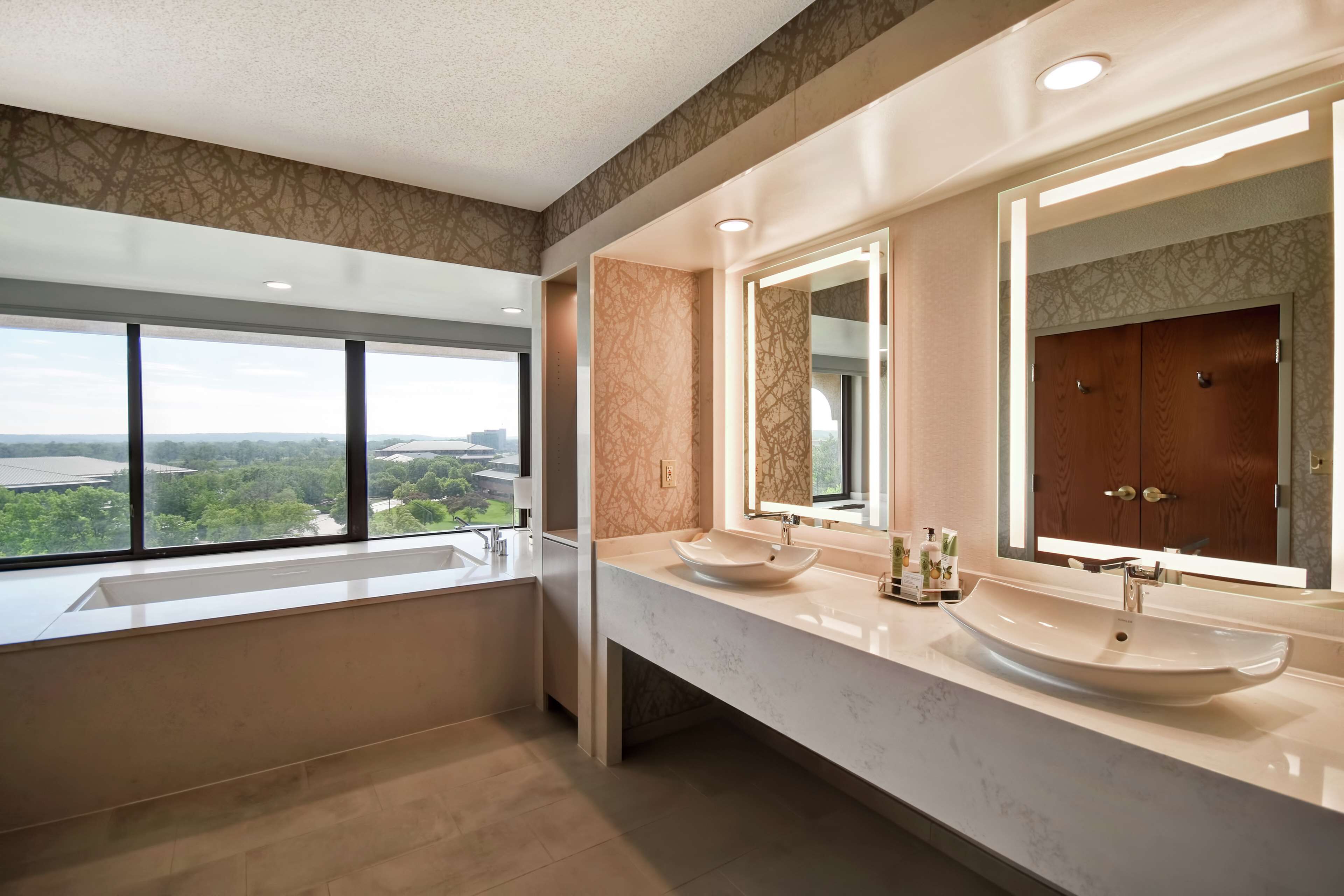 presidential suite, 1 king bed, non smoking | bathroom | shower, free toiletries, hair dryer, towels