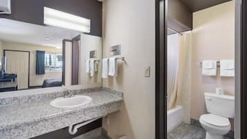 Combined shower/bathtub, deep-soaking bathtub, free toiletries
