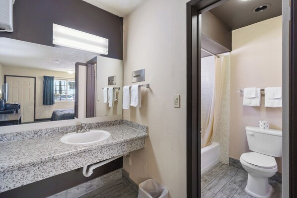 Combined shower/tub, deep soaking tub, free toiletries, hair dryer - Economy Inn Barstow (Barstow)