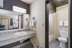 Bañera con ducha, bañera profunda, artículos de tocador gratuitos