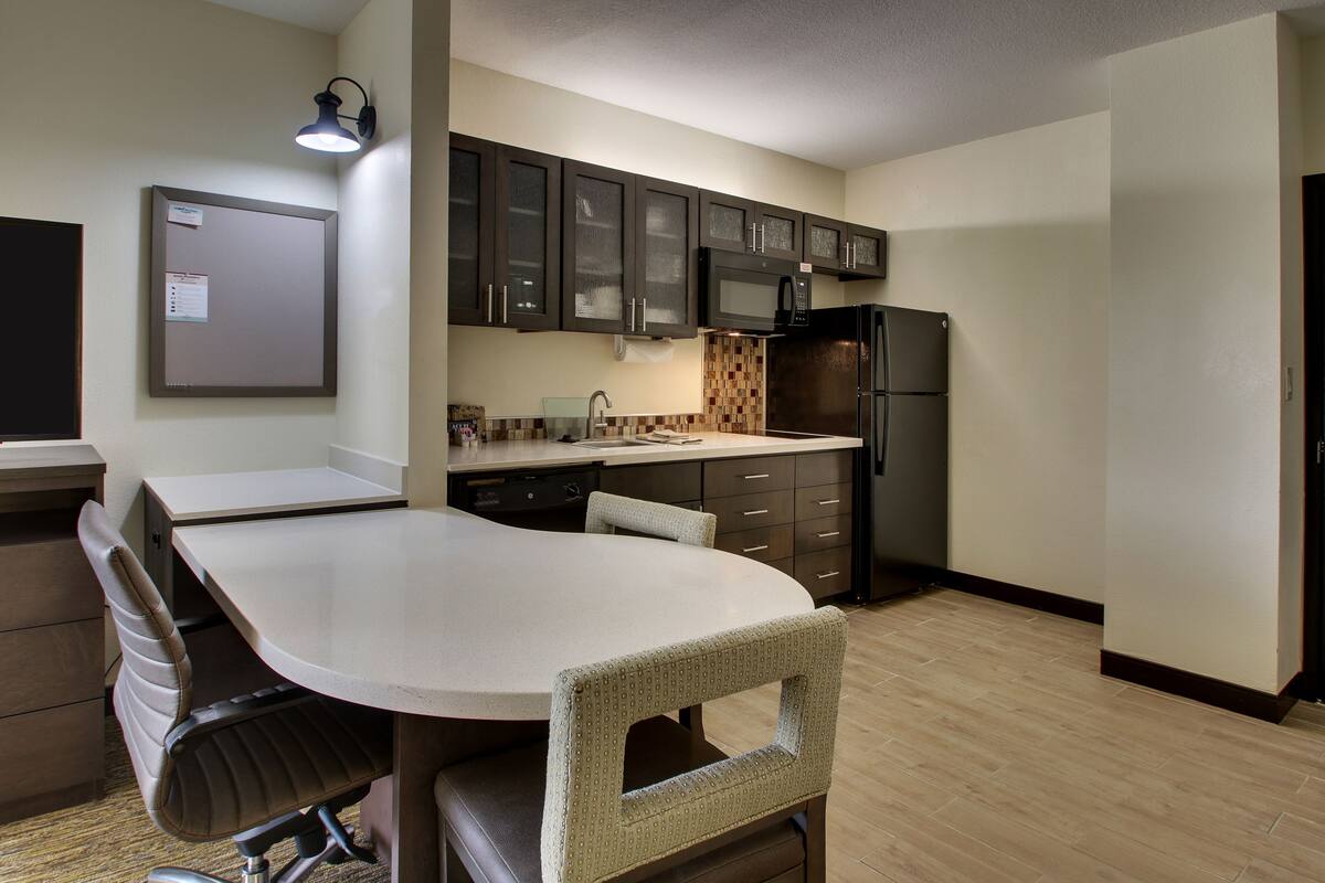 fridge, microwave, stovetop, dishwasher