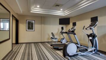 Una palestra alberghiera con tapis roulant, ellittiche e cyclette.