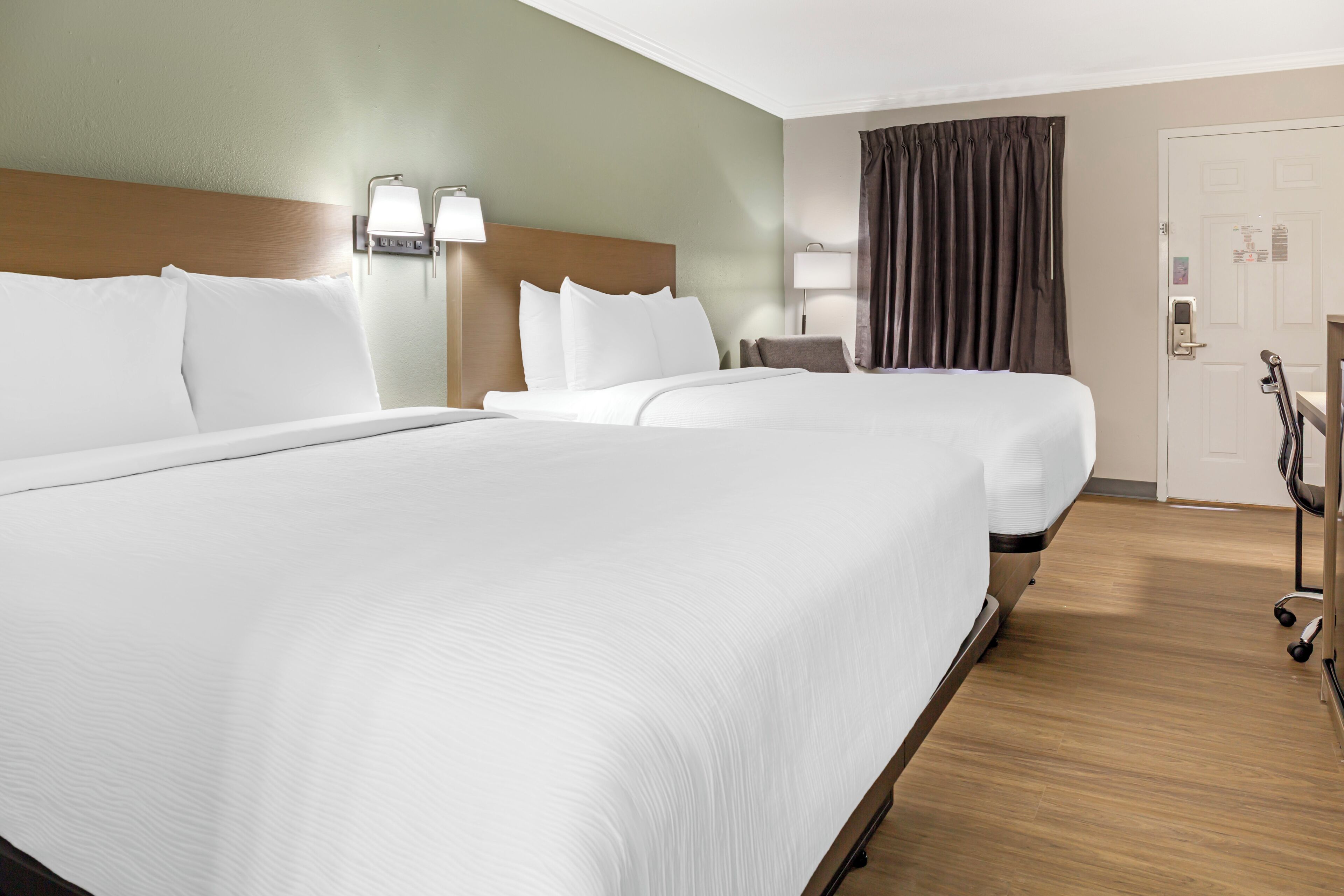 Camera, 2 letti queen, non fumatori | Biancheria da letto di alta qualità, una scrivania, tende oscuranti