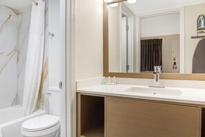 Combined shower/bathtub, free toiletries, hair dryer, towels - Quality Inn Findlay (Findlay)