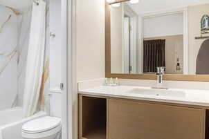 Bañera con ducha, artículos de tocador gratuitos, secador de pelo