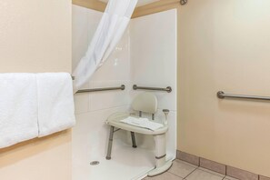 Literie de qualité, bureau, rideaux d’obscurcissement