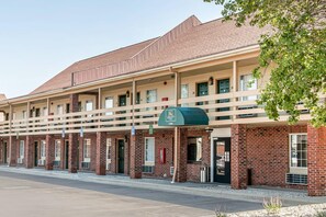 A multi-story hotel with a brick facade, multiple balconies, and a green awning. - Quality Inn Findlay (Findlay)