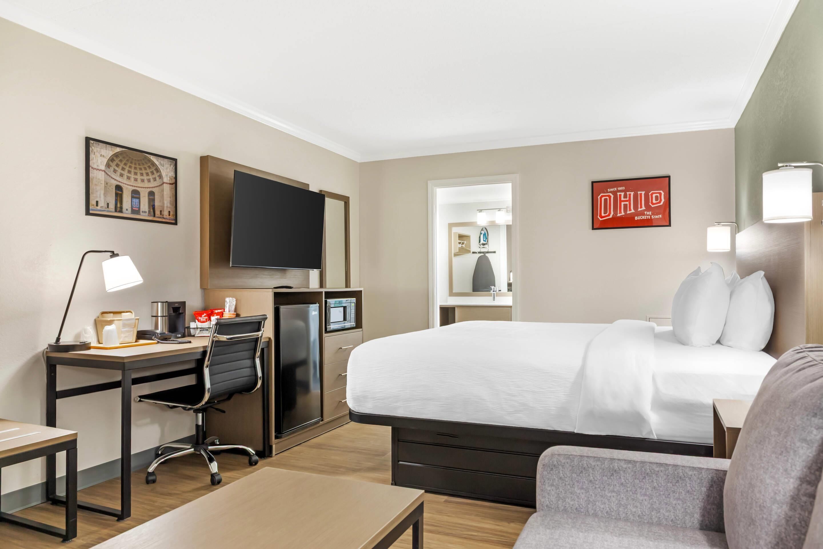 Suite, 1 King Bed with Sofa bed, Non Smoking | Premium bedding, desk, blackout curtains, iron/ironing board
