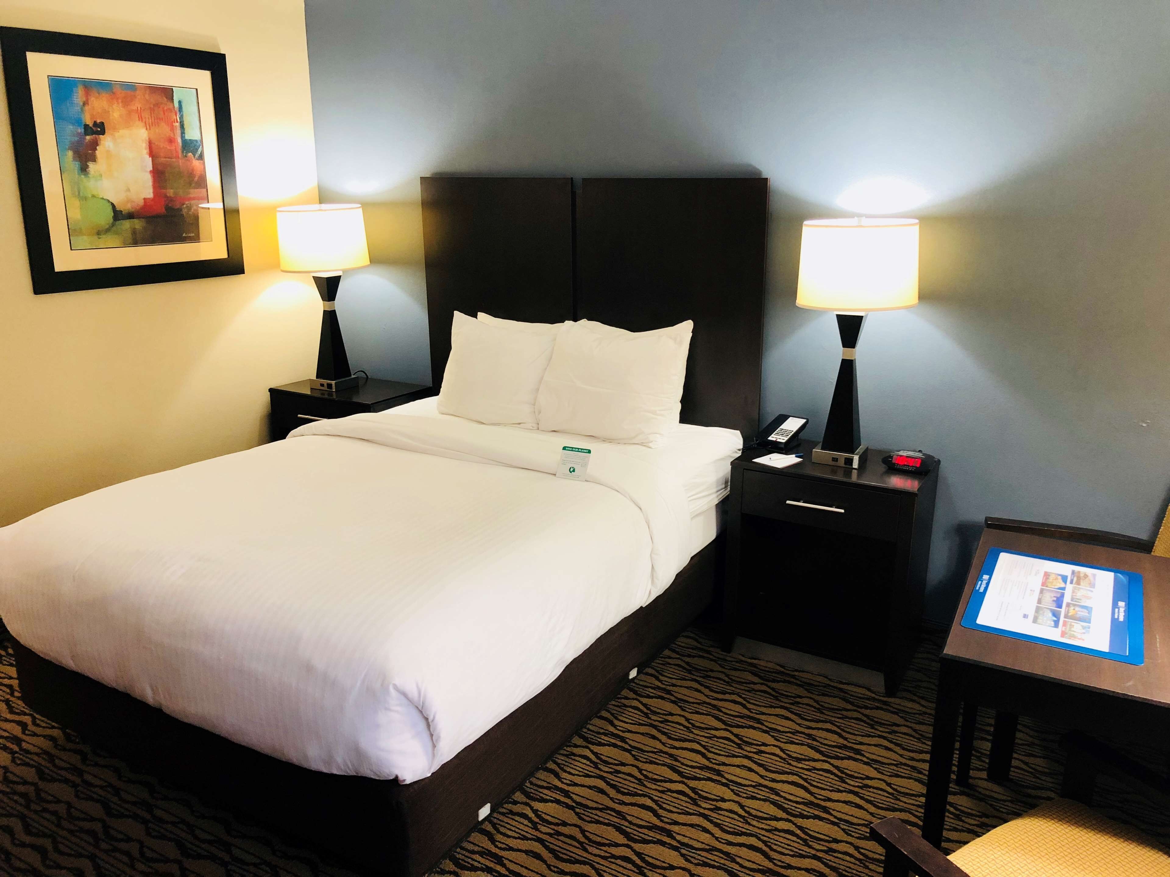 standard room, 1 queen bed, non smoking (small room) | egyptian cotton sheets, premium bedding, down duvets, pillow-top beds