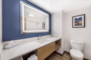 Habitación estándar, 1 cama de matrimonio grande, no fumadores, frigorífico | Baño | Ducha y bañera combinadas y artículos de higiene personal gratuitos