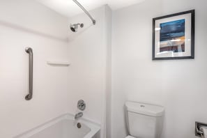 Standard Room, 1 Queen Bed, Non Smoking (Small Room) | Bathroom | Combined shower/tub, free toiletries, hair dryer, towels - Best Western Inn Florence (Florence)