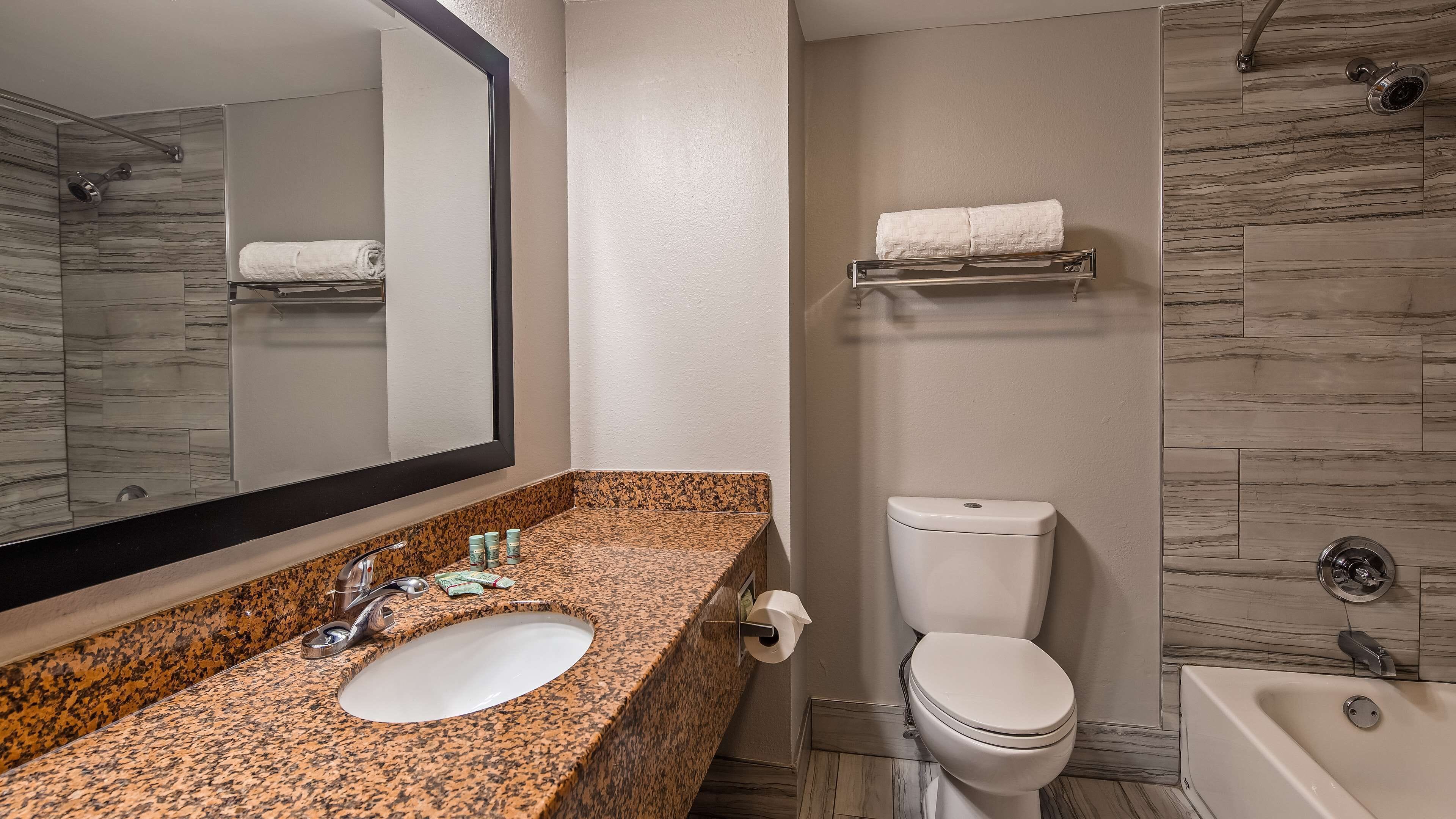 standard room, 1 queen bed, non smoking (small room) | bathroom | combined shower/bathtub, free toiletries, hair dryer, towels