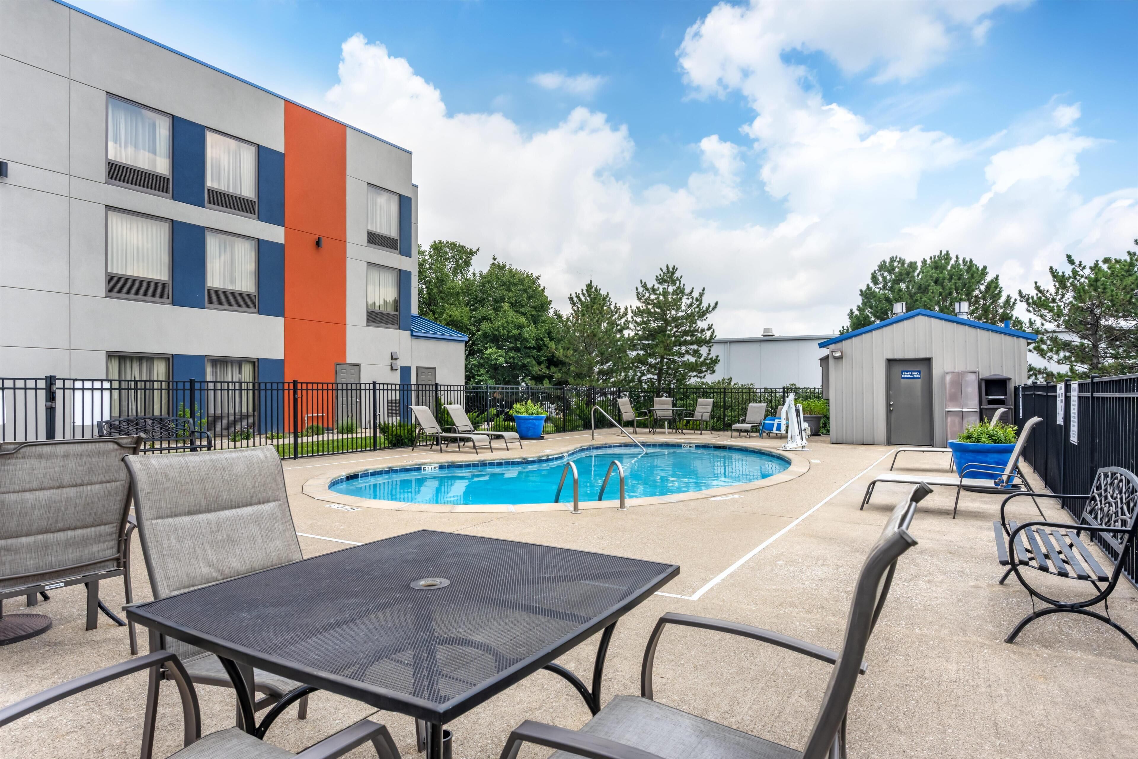 Piscina externa sazonal, funciona das 7h às 23h, espreguiçadeiras