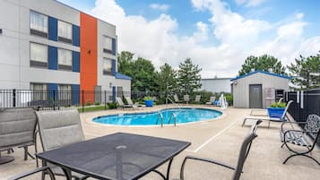 Piscina externa sazonal, funciona das 7h às 23h, espreguiçadeiras