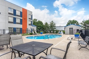 Seasonal outdoor pool, open 7 AM to 11 PM, sun loungers - Best Western Inn Florence (Florence)