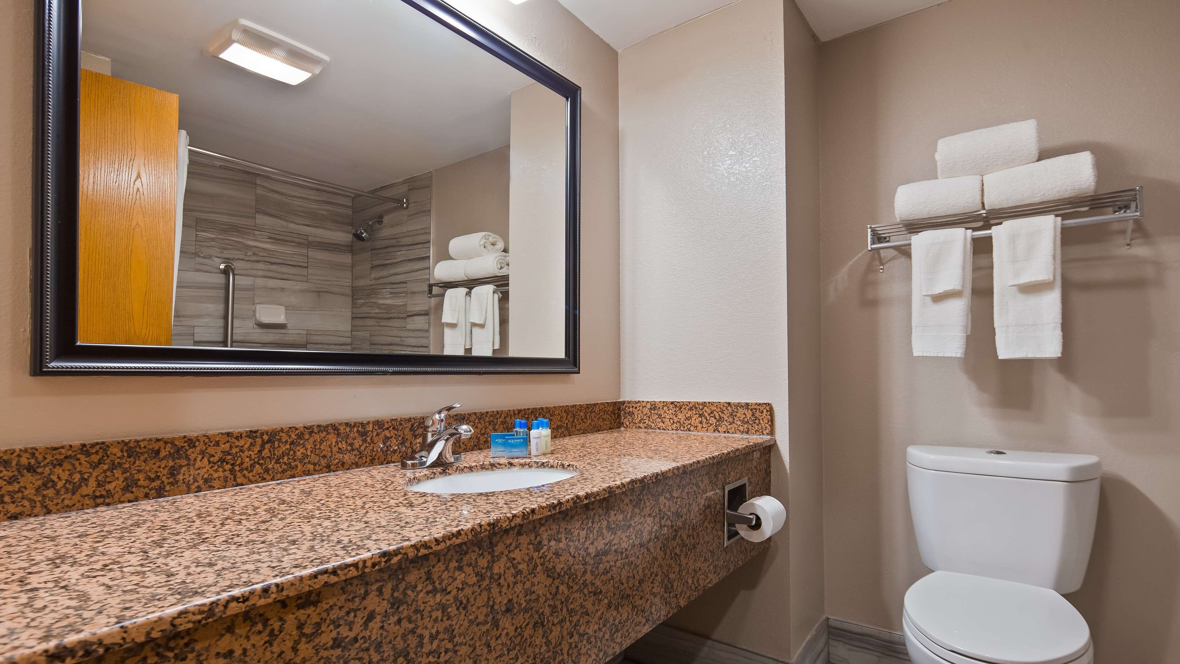 standard room, 1 king bed, accessible, non smoking | bathroom | combined shower/bathtub, free toiletries, hair dryer, towels