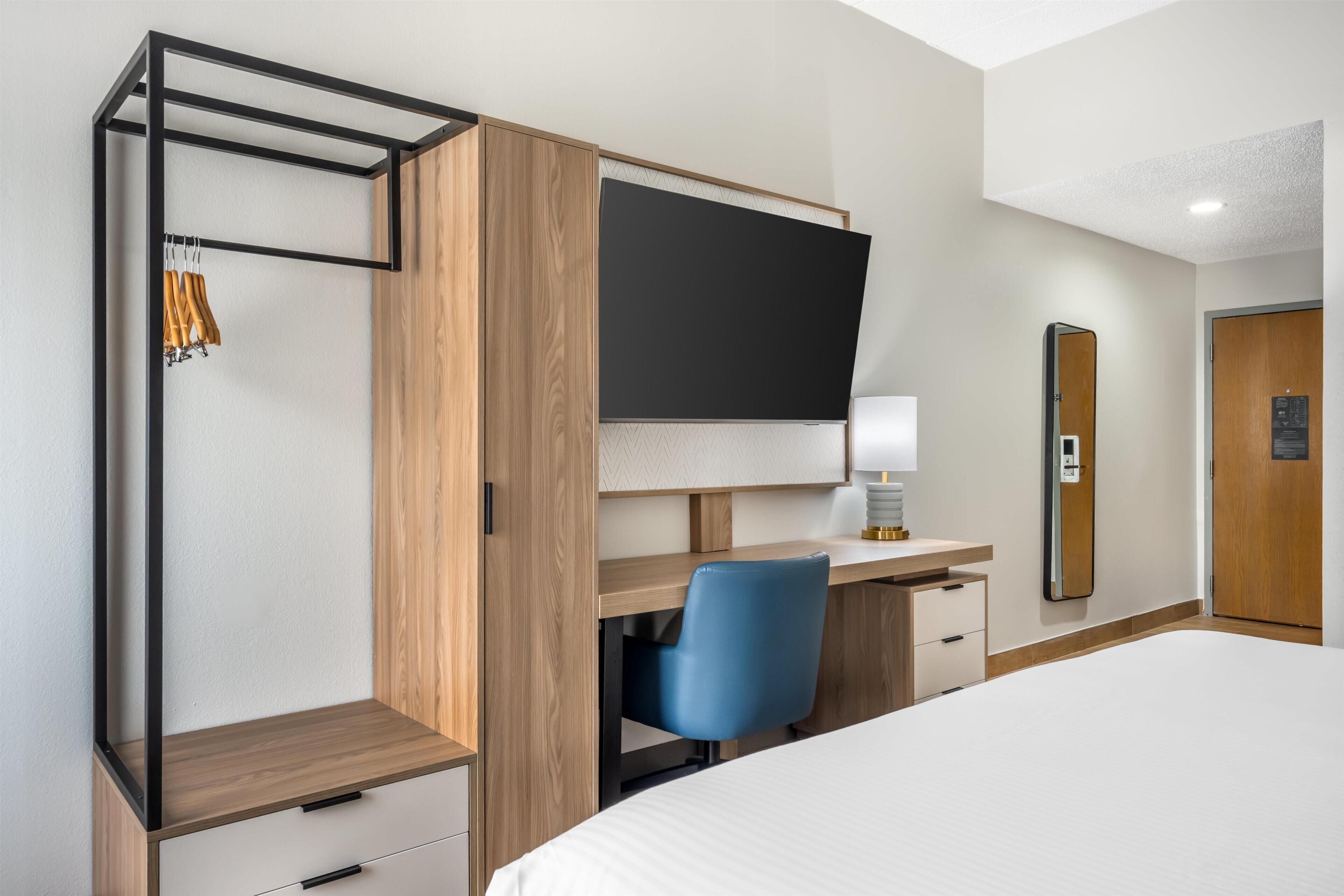 Standard Room, 1 King Bed, Non Smoking, Jetted Tub