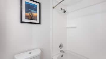 Combined shower/tub, free toiletries, hair dryer, towels