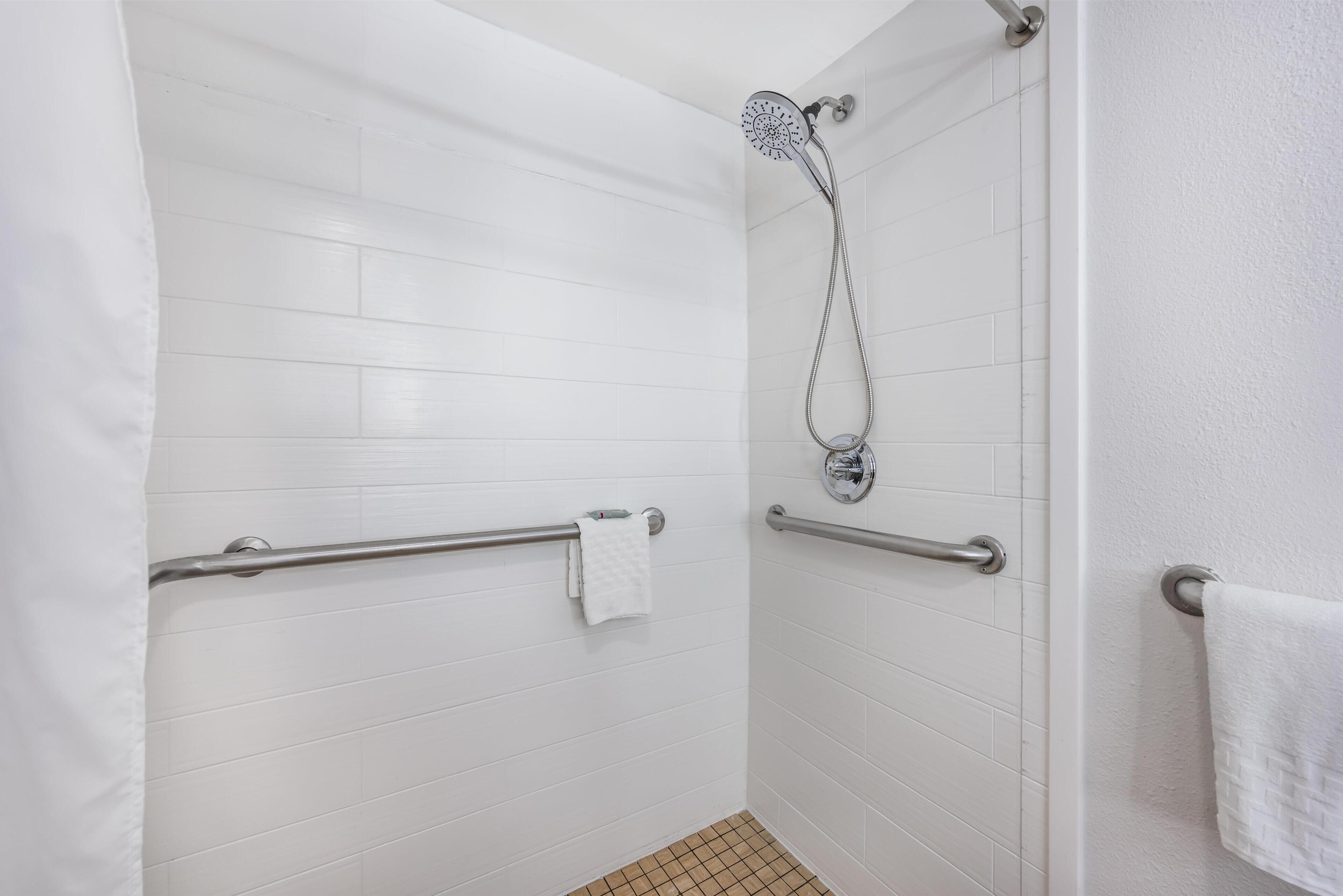 Habitación estándar, 1 cama de matrimonio grande, accesible para personas con discapacidad | Baño accesible en silla de ruedas