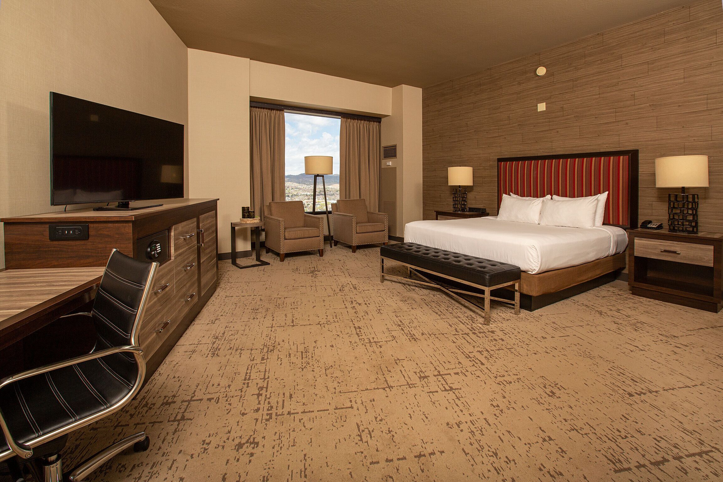 petite king suite, non smoking | 1 bedroom, premium bedding, pillow-top beds, in-room safe