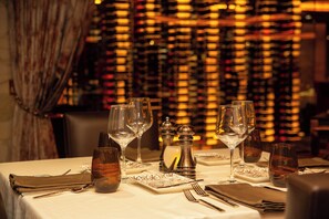 5 restaurantes; se sirven desayunos, comidas y cenas