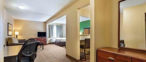 Großer Kühlschrank, Mikrowelle, Herdplatte