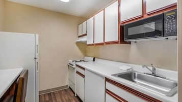 Deluxe Studio Suite, Multiple Beds, Non Smoking | Premium bedding, pillow-top beds, desk, free WiFi