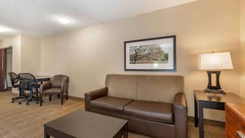 En 32-tommers Flatskjerm-TV med kabel-kanaler samt TV