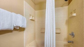 Combined shower/tub, free toiletries, towels