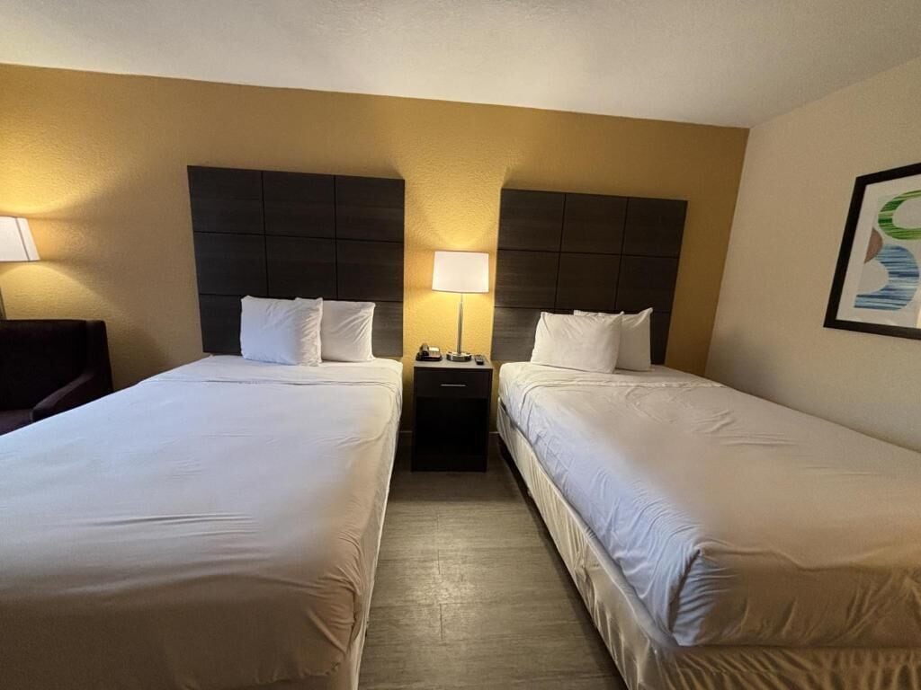 Ropa de cama de alta calidad, colchones con pillow-top y escritorio 