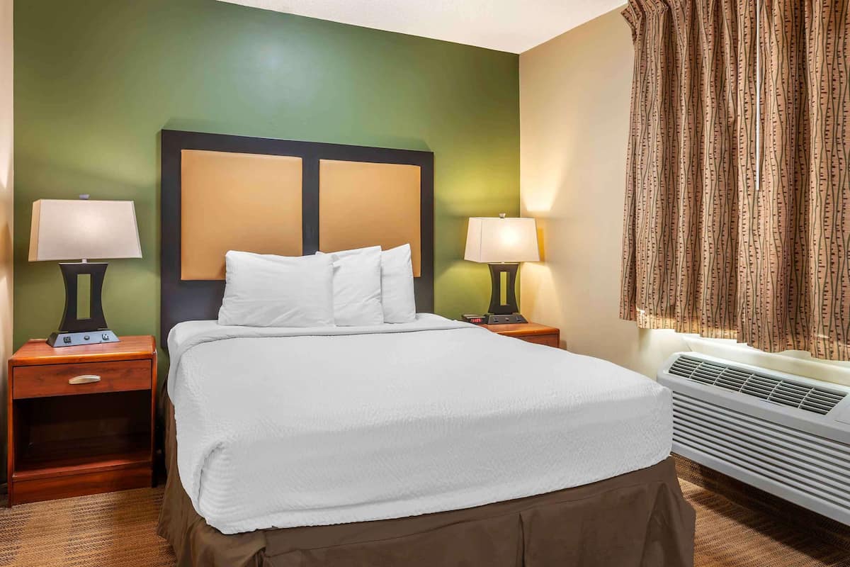 Suite estudio Deluxe, 1 cama Queen size y sofá cama, para no fumadores | Ropa de cama de alta calidad, camas con pillow-top y escritorio