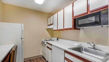 Refrigerador con freezer, microondas, placa de cocina