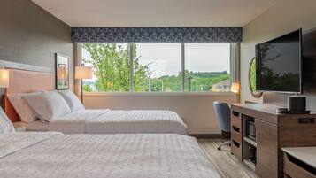 Kamer, 2 queensize bedden, koelkast | Luxe beddengoed, pillowtop-bedden, een bureau, een laptopwerkplek