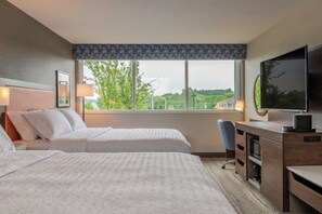 Kamar, 2 Tempat Tidur Queen, lemari es | Seprai premium, bantalan ekstra lembut, dan meja kerja