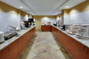 Free daily buffet breakfast - Hampton Inn Manchester Downtown (Manchester)