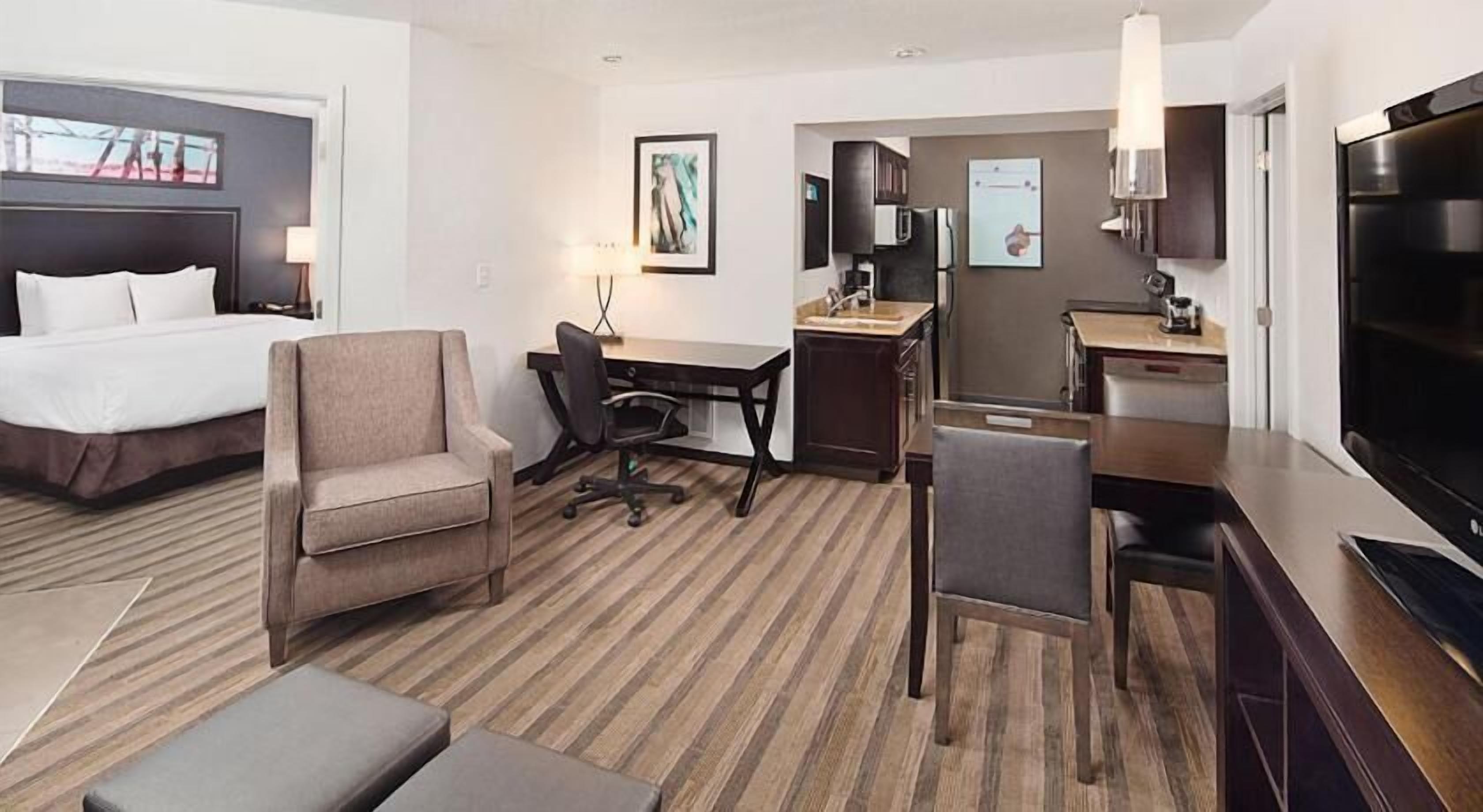 Premium bedding, in-room safe, desk, laptop workspace