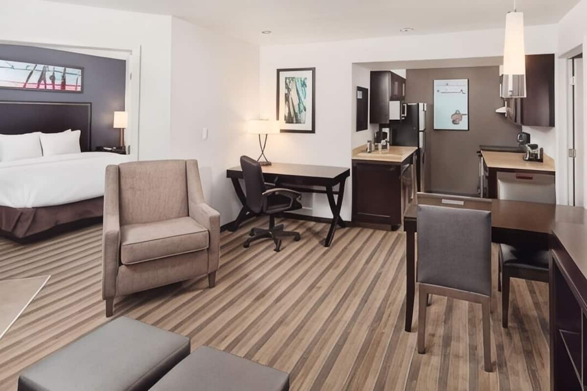 Premium bedding, in-room safe, desk, laptop workspace