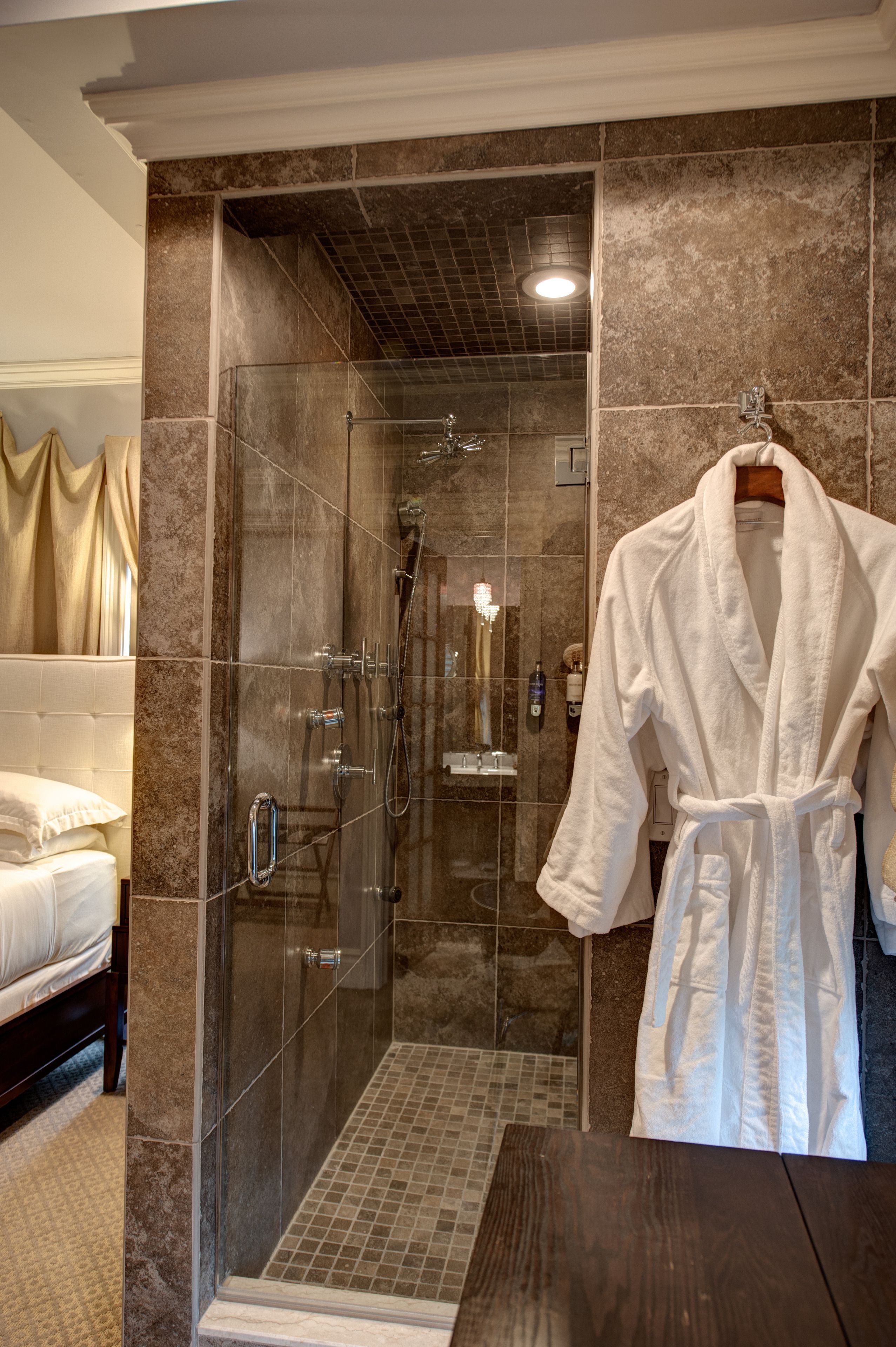 deluxe room, 1 king bed, non smoking | bathroom shower