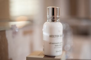 Chuveiro, ducha de hidromassagem, produtos de toalete de grife